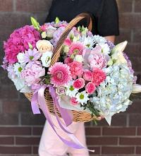 Композиция солнечный день в Мухтолово Цветочная композиция из Розы, Хризантемы, Пионы и Лизиантусы в корзине в Мухтолово