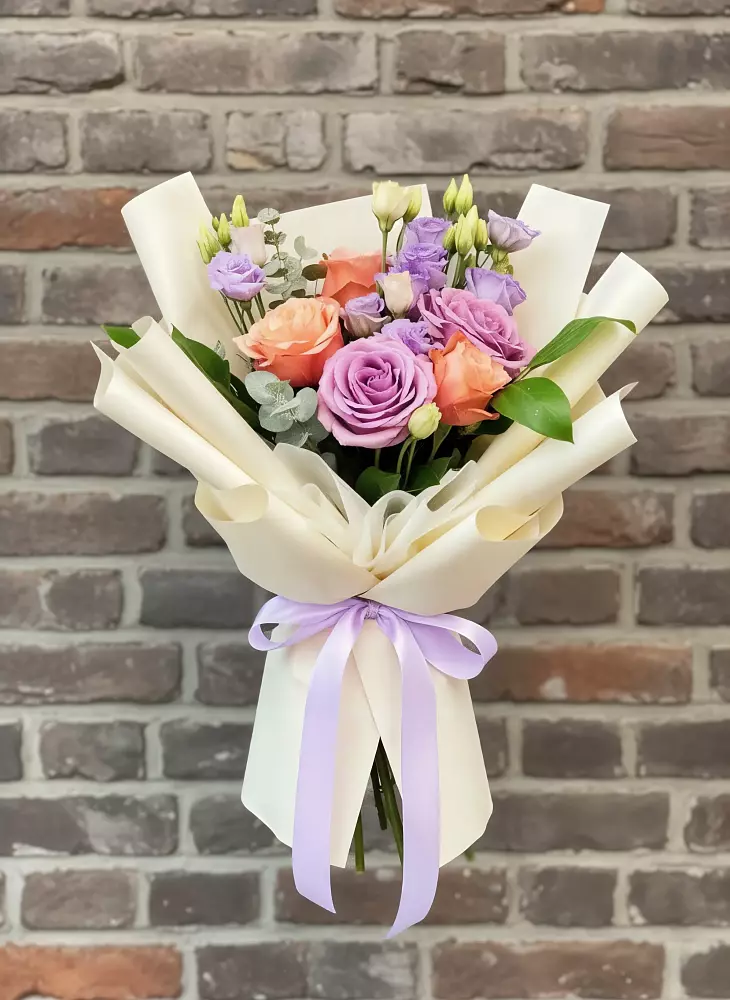 Букет цветов из: Лизиантусы и Розы в Мухтолово