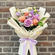 Букет цветов из:  Лизиантусы и Розы в Мухтолово